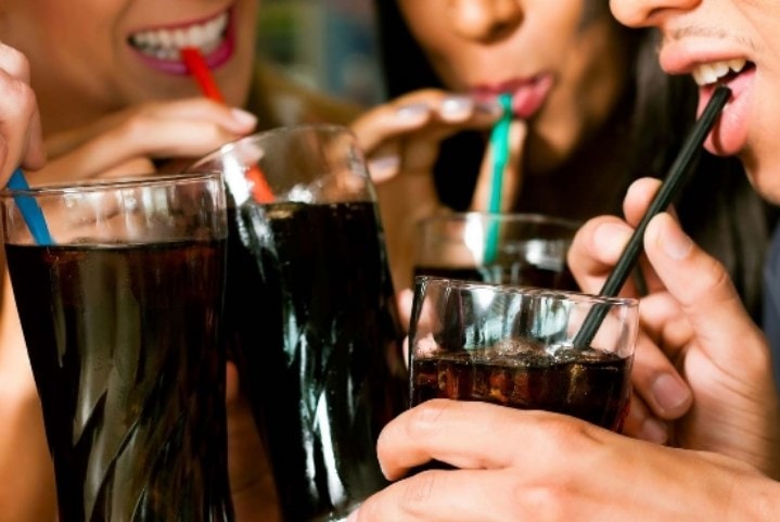 Tomar bebidas azucaradas envejece tu organismo